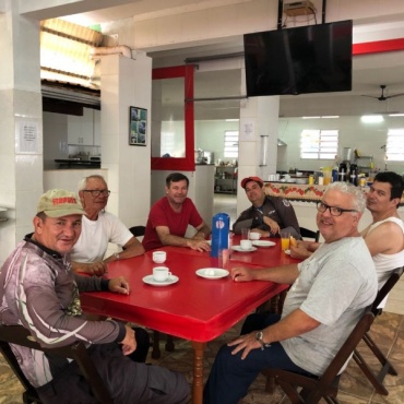 Maurão e seus amigos pescadores sr Antonio, dr Fernando, Marcio e Aureliano, com os piloteiros Juninho e Tita.